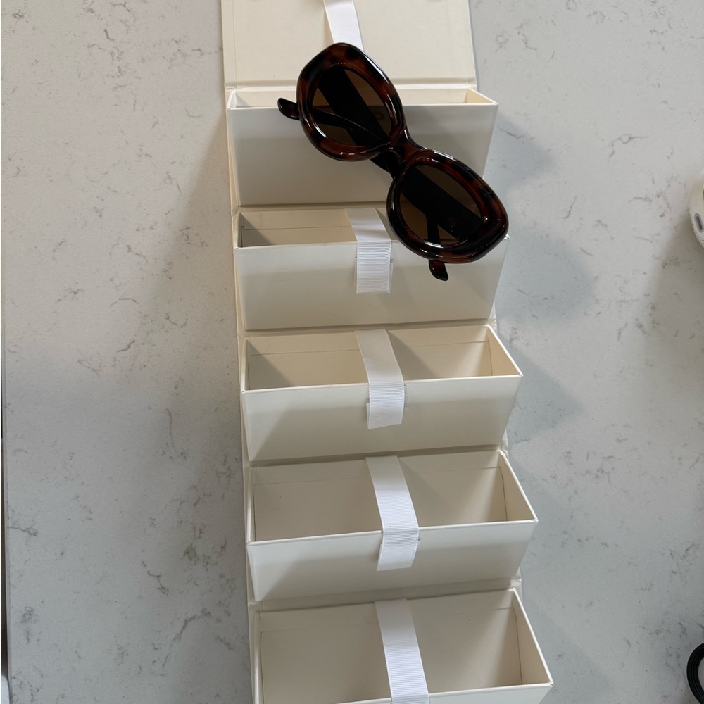 Foldable White Sunglasses Organizer